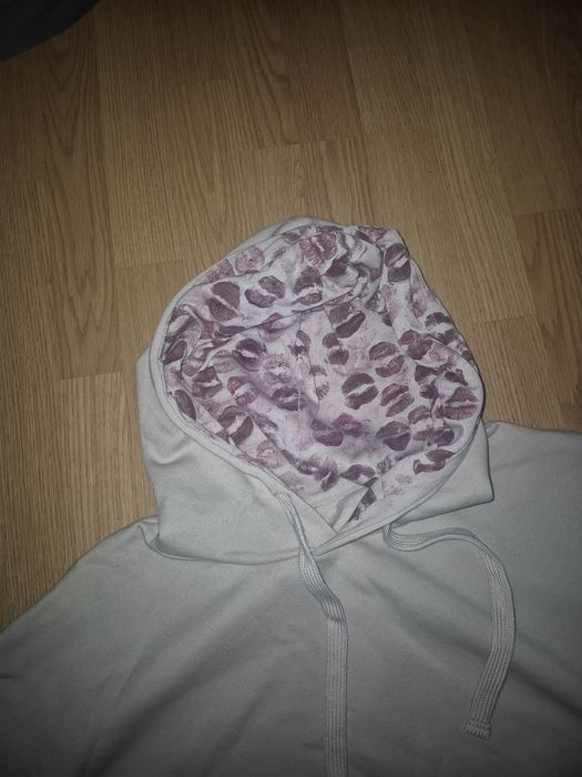 Худи с поцелуями на капюшоне