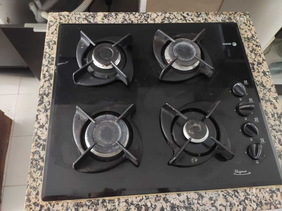 Cozinha com Eletrodomésticos e Mobiliário