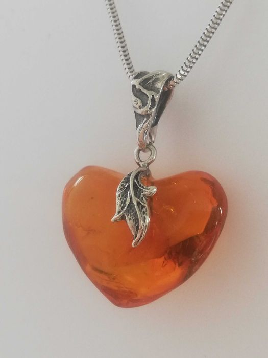 SREBRNY wisiorek z bursztynem p925