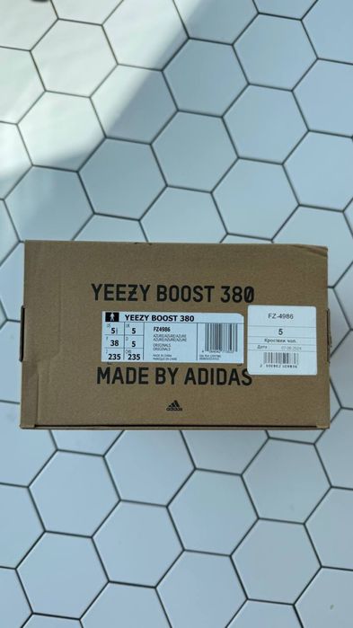 Кросівки Yeezy boost 380