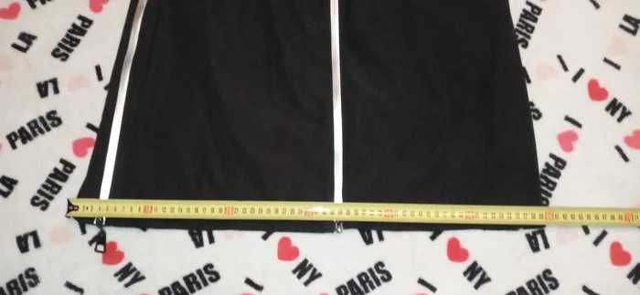 Плащ жіночий чорного кольору з срібними вставками та капюшоном.