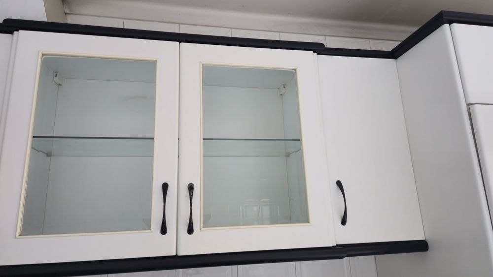Cozinha Completa em "L"  com Eletrodoméstico,  Bancada em Granito Negro e Lava-loiça + Mesa de jantar