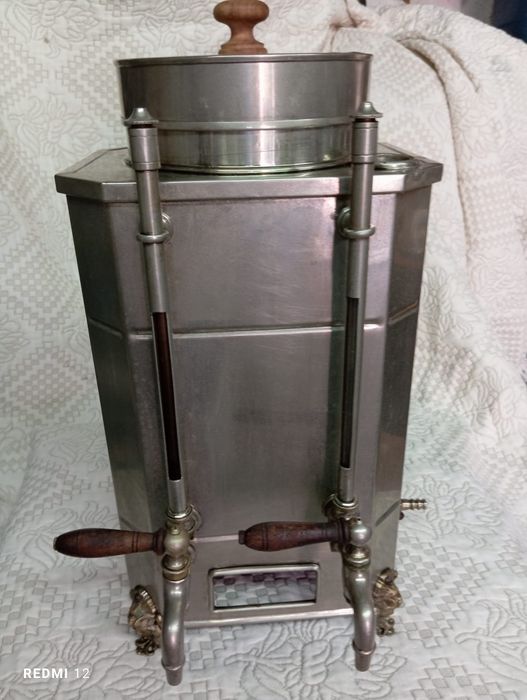 Máquina de café antiga de saco em bom estado de conservação.