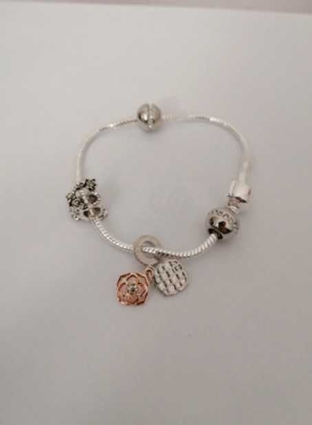 Pulseira com pendentes