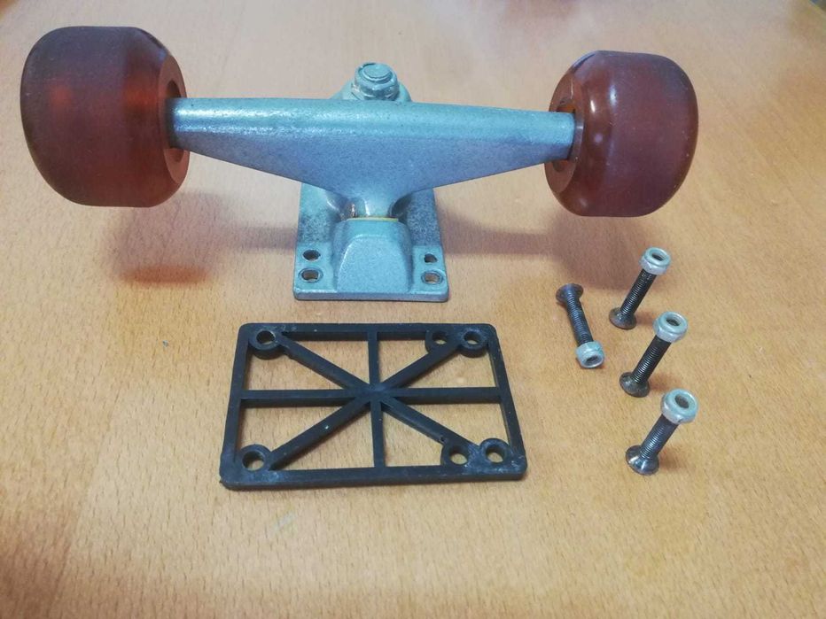 Skate trucks com rodas e rolamentos