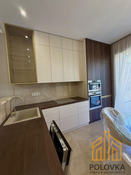 БЕЗ КОМІСІЇ Продаж 3-кімнатного таунхаусу з гаражем у центрі міста