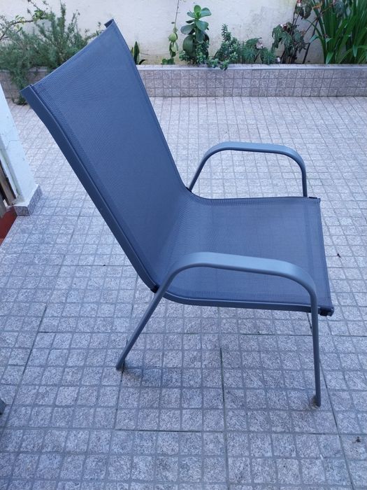 Cadeira cinzenta para jardim