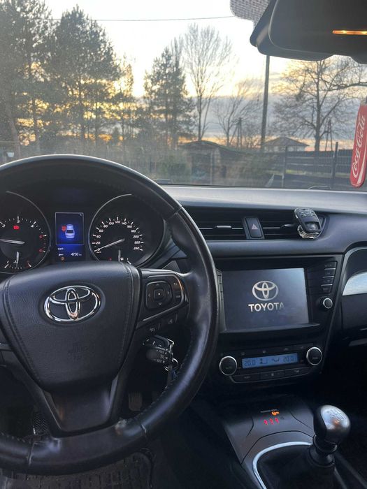 Toyota Avensis T27 polski salon