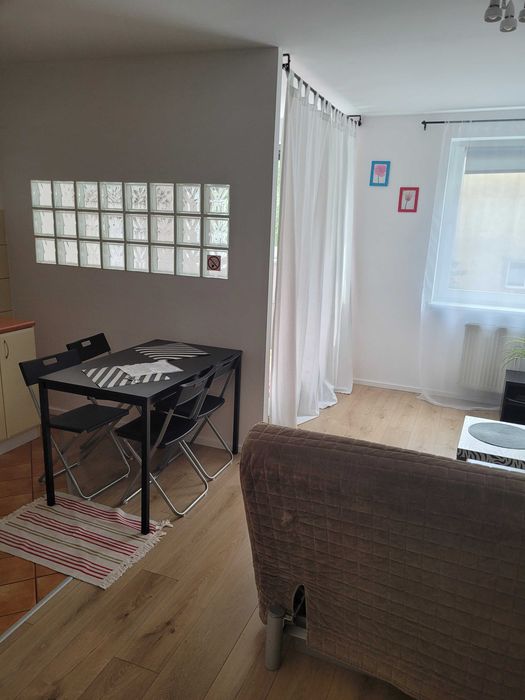 Apartament " Słoneczny " w Centrum ul. Szybka , noclegi Wrocław . Samodzielne mieszkanie dla 1 - 4 osób . Blisko PKP