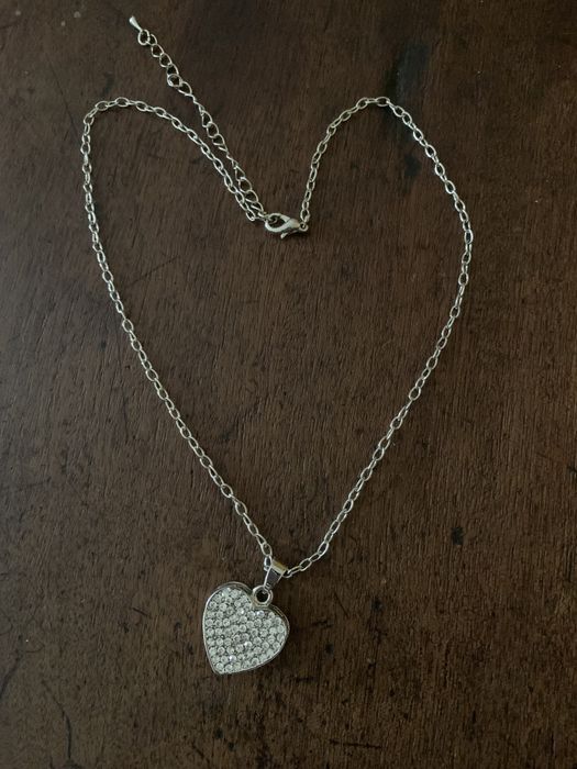 Colar prateado com coração