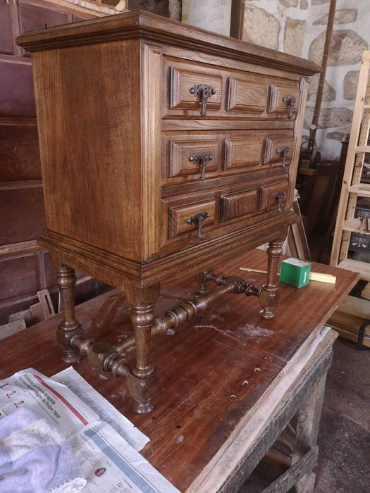 Cómoda Antiga em Madeira de Castanho Maciço – Peça clássica e única!