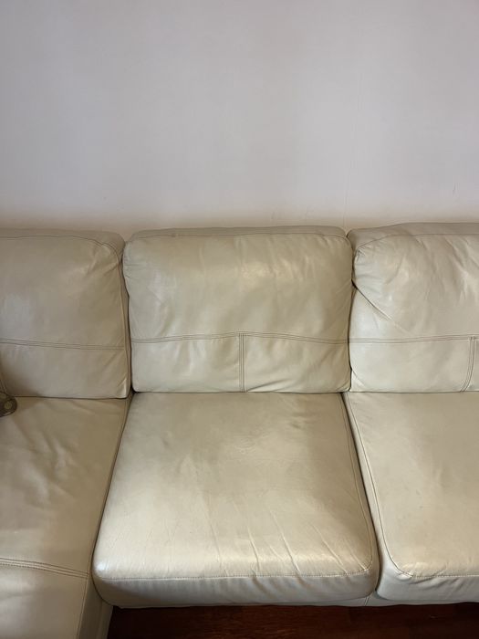 Sofá em Pele Branca com Chaise Longue