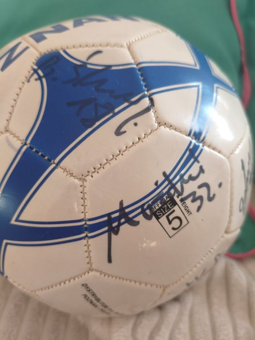 Autografy piłkarzy Lecha Poznań na piłce