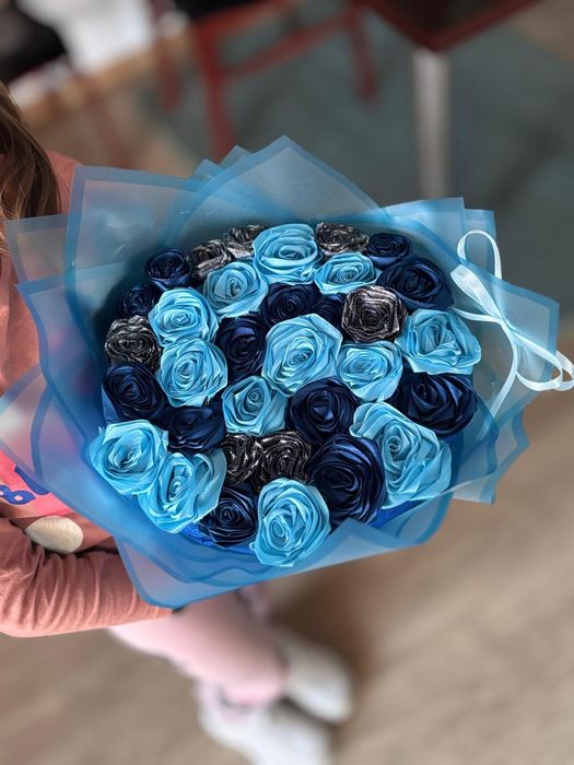 Bukiety, boxy kwiatowe wykonane ze wstążki.