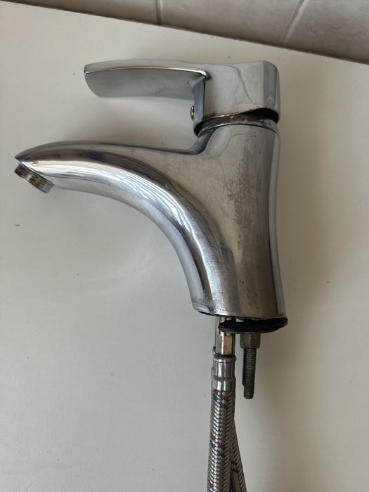 Змішувач для кухні та ванної кімнати з картриджем та шлангами.