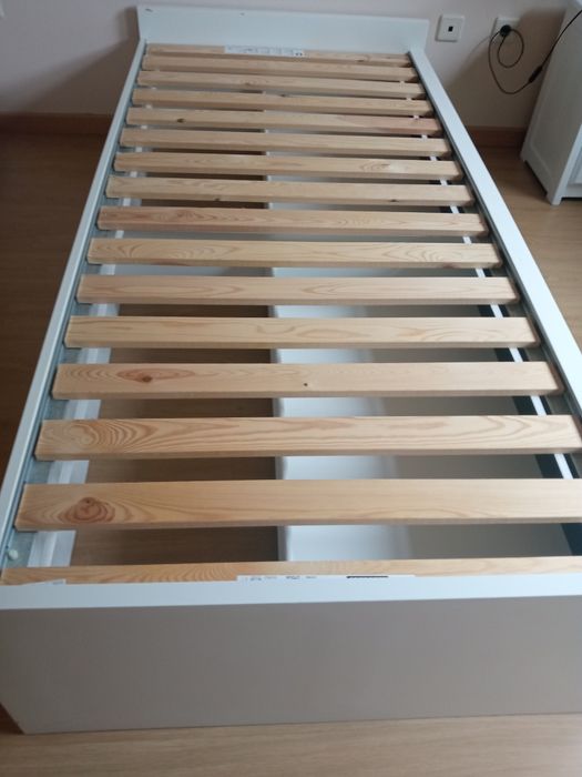 Cama individual com gaveta