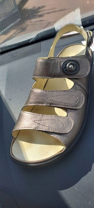 Buty na puchnące nogi z wkładka ortopedyczną.