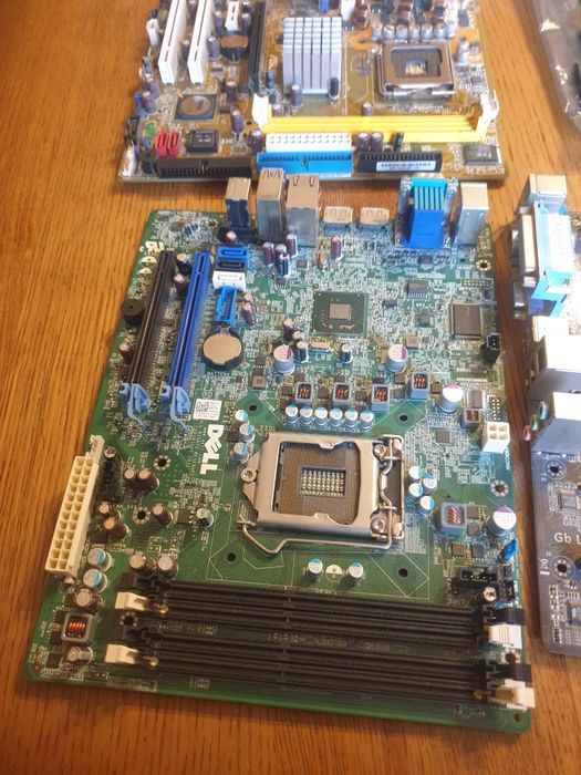Zestaw plyt głównych + 2 monitory, jeden cały komputer bez hdd
