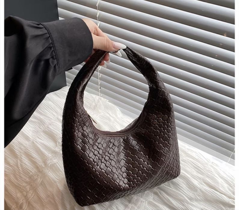 Сумка трендова в бордовому кольорі