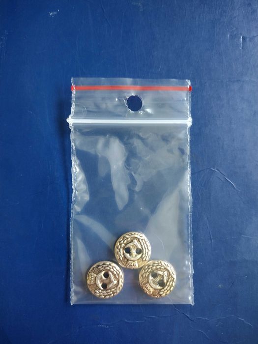 Srebrne plastikowe guziki płaskie z wzorem herbu - 3 sztuki