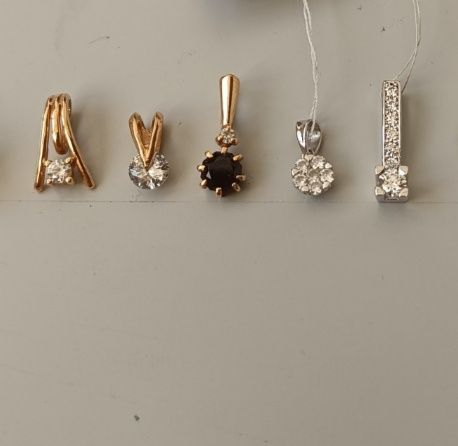 Кулон из золота с цирконием.