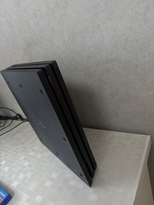 Ps4 pro 1 tb 4 гри джойстик