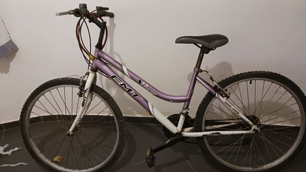 Bicicleta roxa e branca como nova