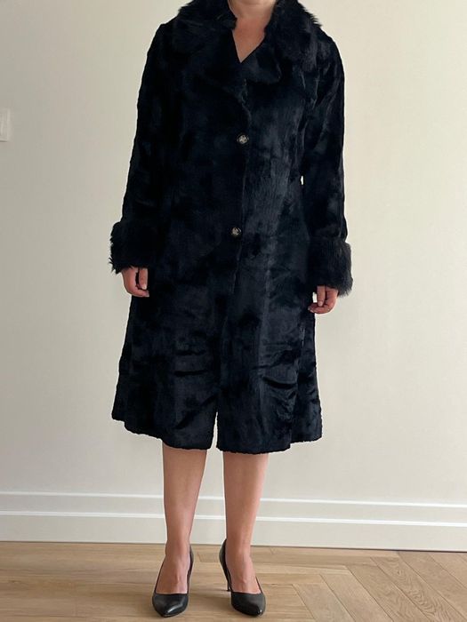 Casaco vintage preto gola e mangas em pelo