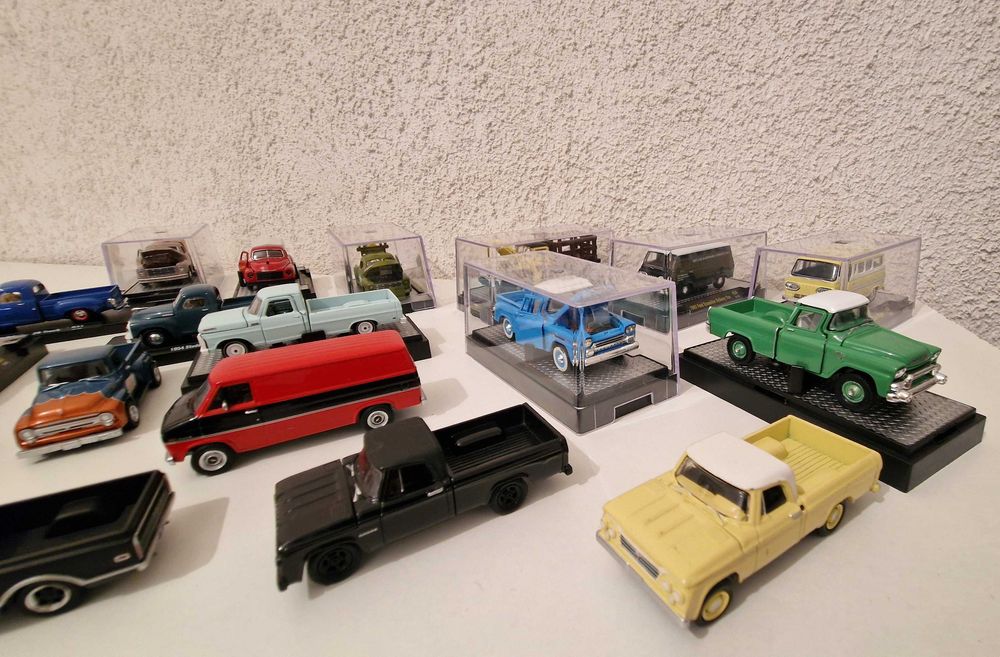 Lote de 19 Miniaturas de Pickups e carrinhas de serviço 1:64