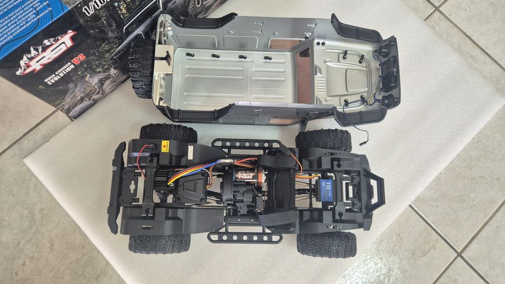 Carro telecomandado RC Jipe Rubicon Rock Crawler RGT 86100 V3 1:10 4x4 2 velocidades