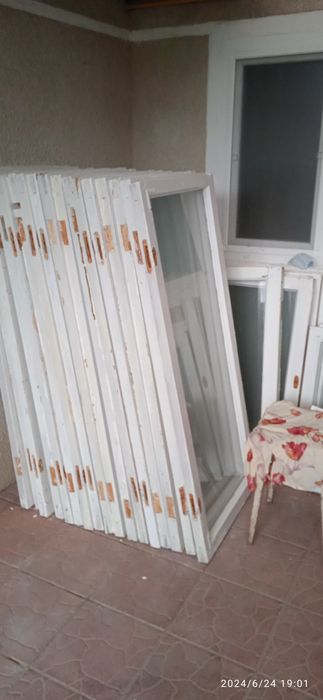 Вікна дерев'яні,б/уяк новістояли з внутрішньої сторони,в гараж,теплиця