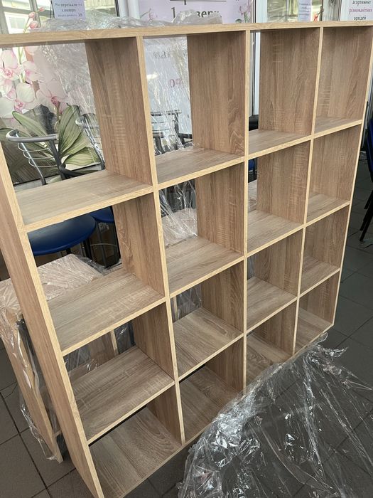 Распродажа офисной мебели: стелажи, столы, кресла, тумбы.