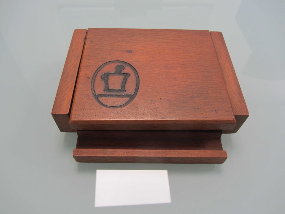 Caixa Porta Cartas, madeira com simbolo gravado