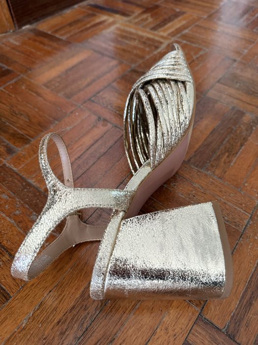 Sandalias douradas usadas 2 vezes