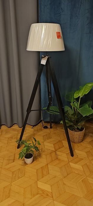 Lampa drewniana stojąca trójnóg