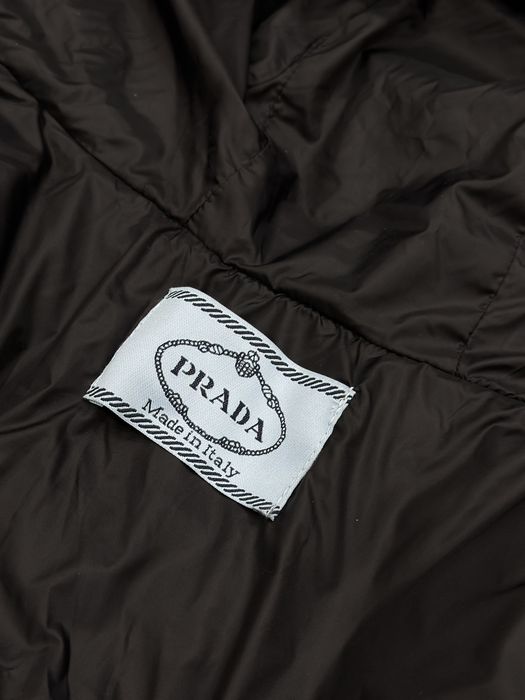 Жіночий пуховик від Прада