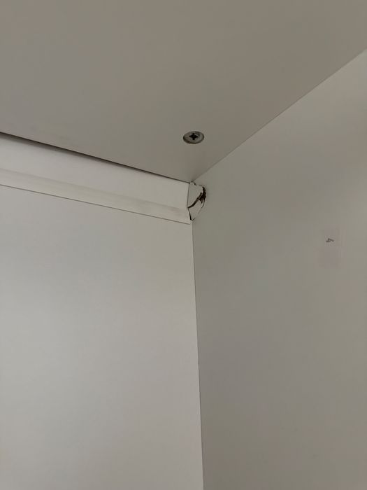 Biała szafa z lustrem