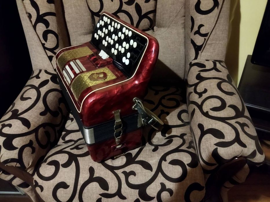 Баян weltmels червоний