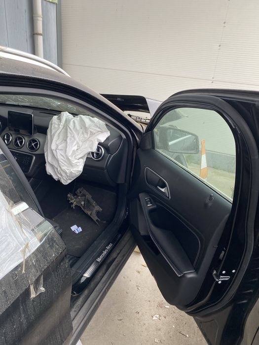 Venda de salvados ou em peças - Mercedes GLA 180d