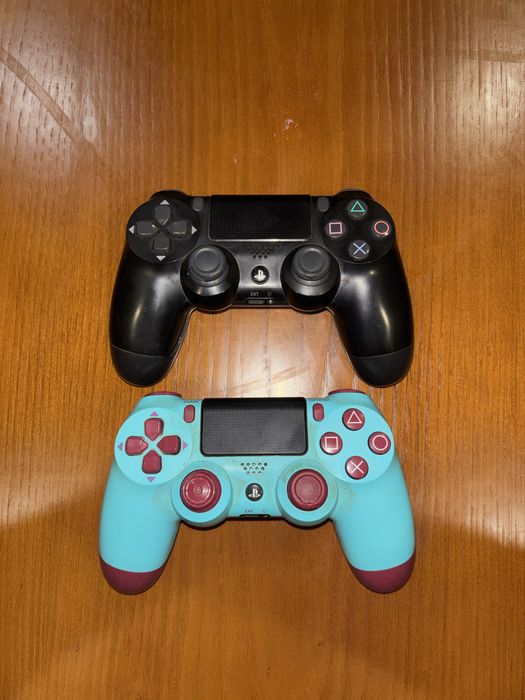 PS4 Slim 500GB + 2 Comandos + Let’s Sing Queen + Micro