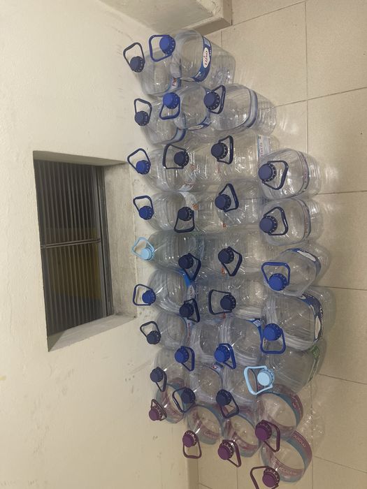 35 grarrafões  de agua vazios