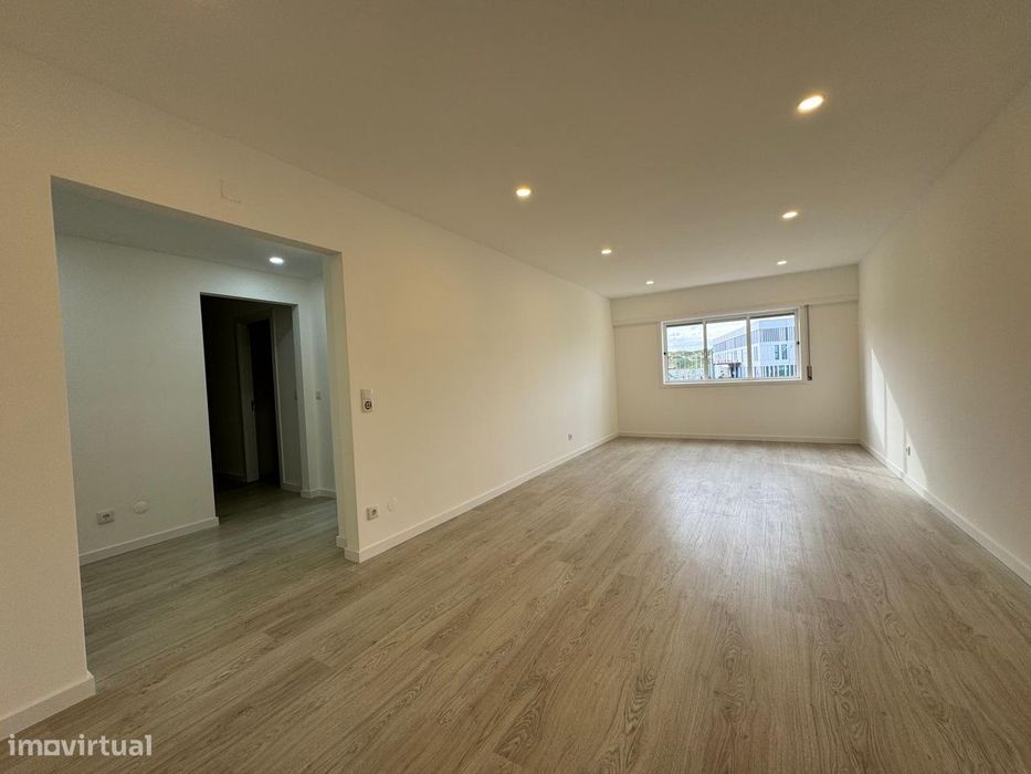 Fantástico Apartamento T2 Totalmente Remodelado com Parqueamento