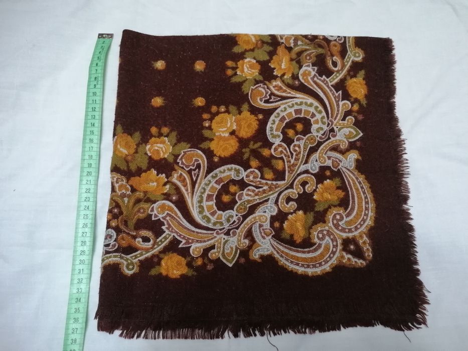 Lenços antigos de cabeça e ombros