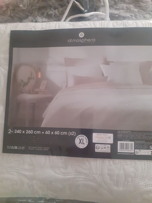 Colcha nova com duas almofadas.