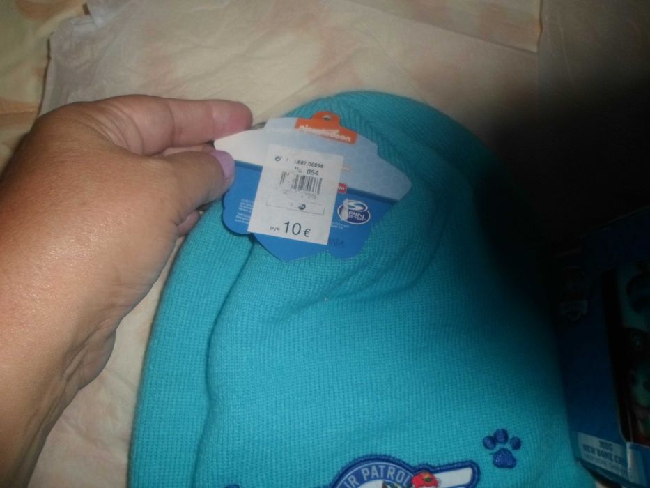 gorro + luvas + caneca  iguais para gémeos novos com etiqueta