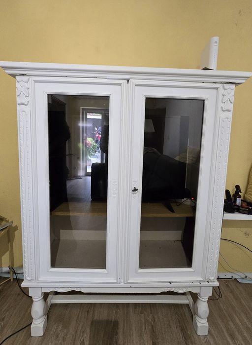 Vitrine/cristaleira de estilo clássico