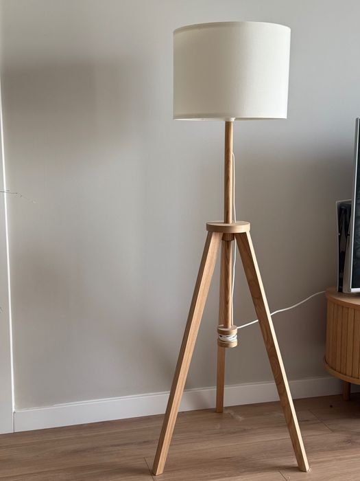 LAUTERS Lampa podłogowa regulowana skandynawska jesion