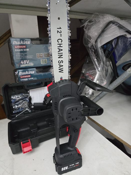 Motoserra 12” com 2 baterias