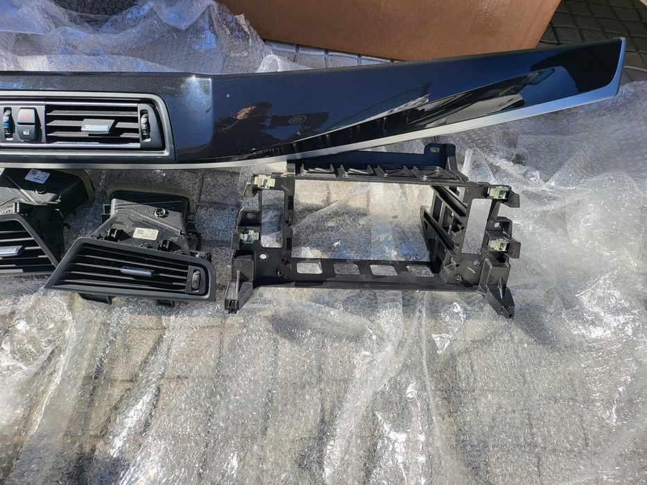 Friso completo BMW F10 já com condutas do ar condicionado