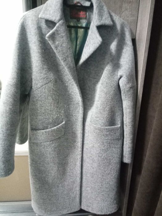 Легке весняне пальтiшко на гарну дiвчину або панянку